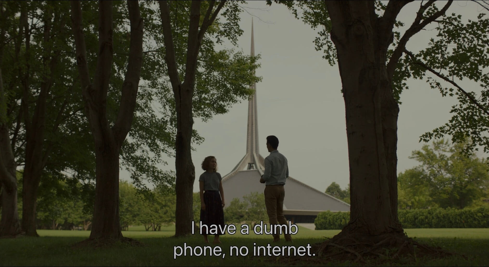 Screenshot aus dem Film Columbus (2017) mit dem Zitat: „I have a dumb phone, no internet.“ 