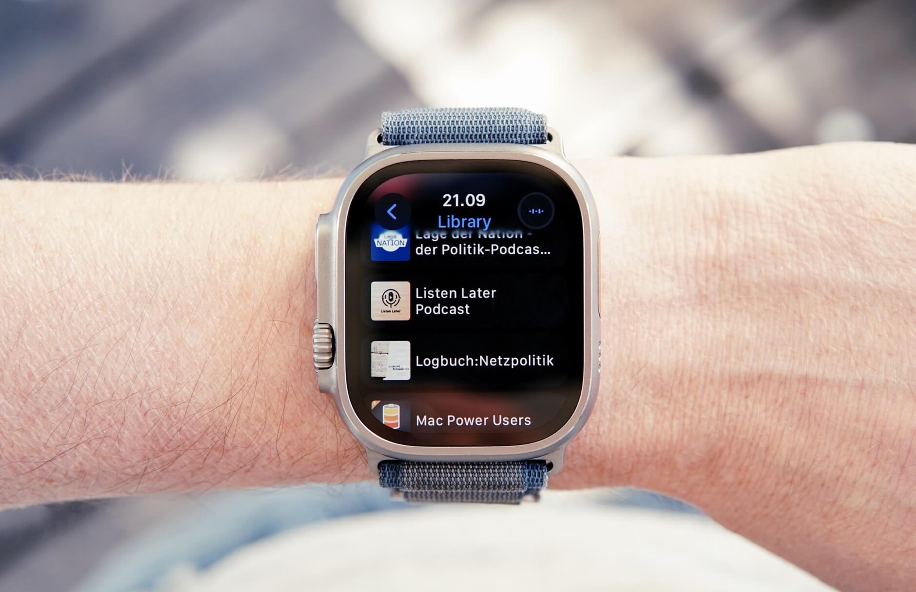 Bild zeigt Apple Watch mit Apple Podcast-App und einige abonnierte Podcasts.