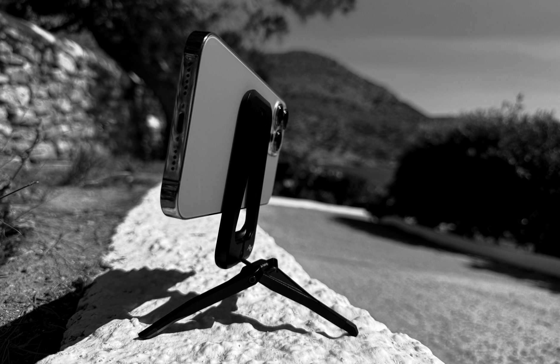 iPhone 13 Pro Max am Mobile Tripod von Peak Design.