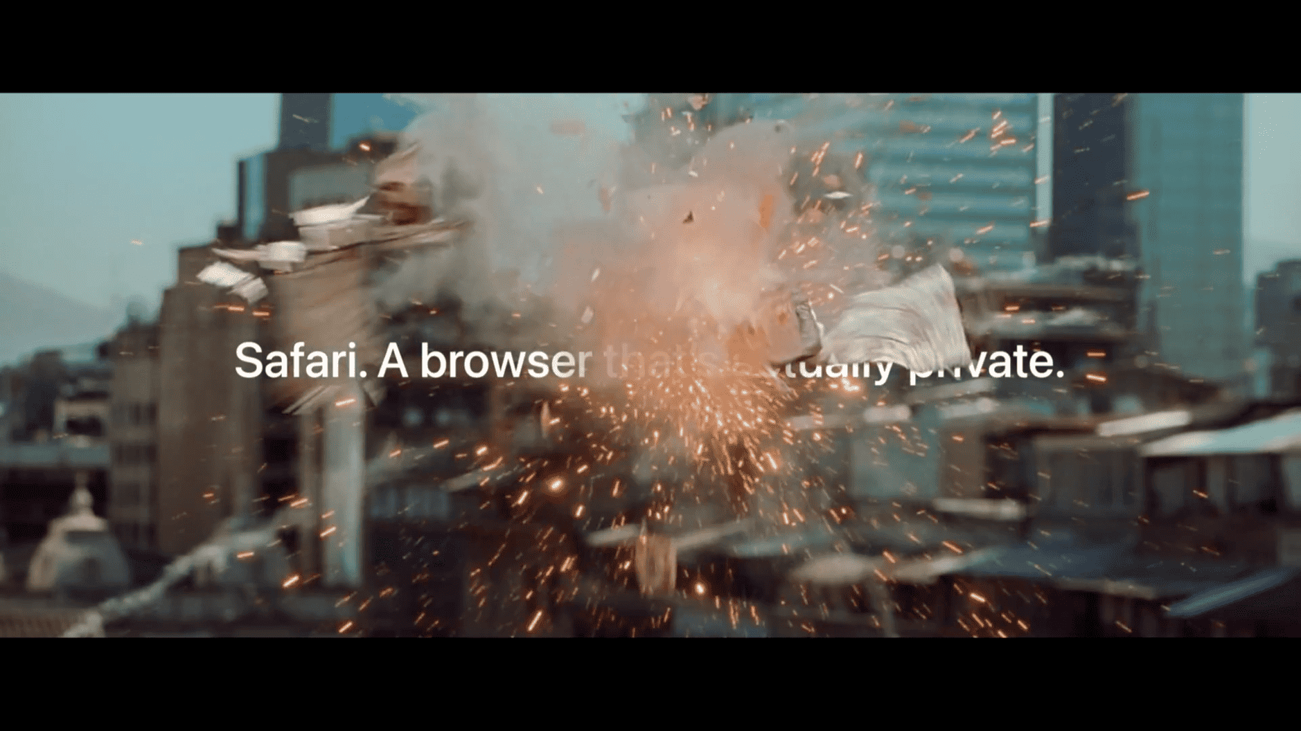 In dem Bild sieht man eine Explosion, die Trümmer und Funken in die Luft schleudert, vor einer städtischen Kulisse. Über der Explosion steht der Text: "Safari. Ein Browser, der wirklich privat ist."