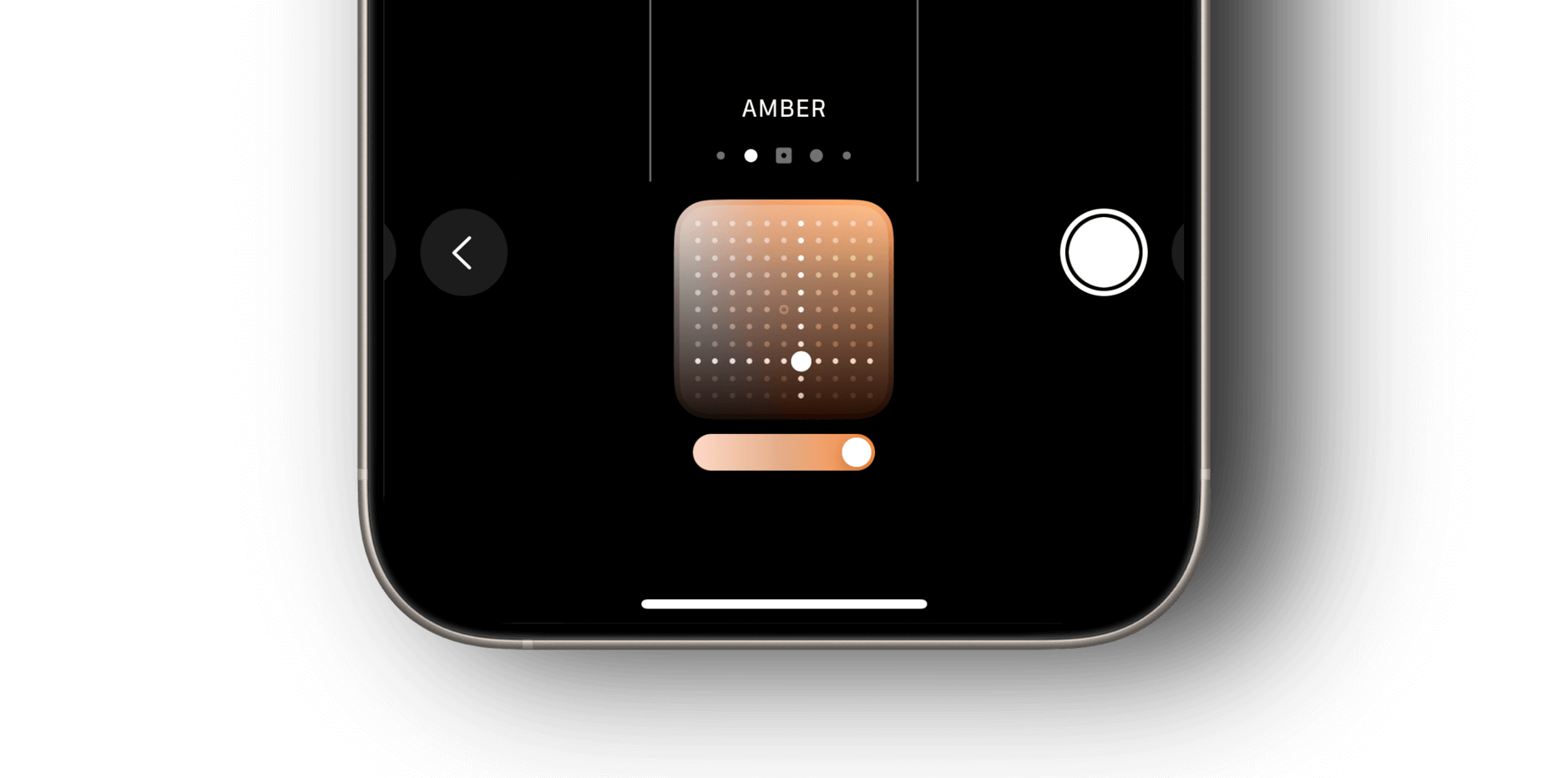 Das Bild zeigt den Bildschirm eines Smartphones, auf dem die Einstellung "AMBER" in einem fotografischen Stilmenü ausgewählt ist. Ein Raster mit einem Punkt in der Mitte und ein Schieberegler zur Anpassung der Intensität sind sichtbar. Der Hintergrund ist schwarz, was die orangefarbene Auswahl hervorhebt.