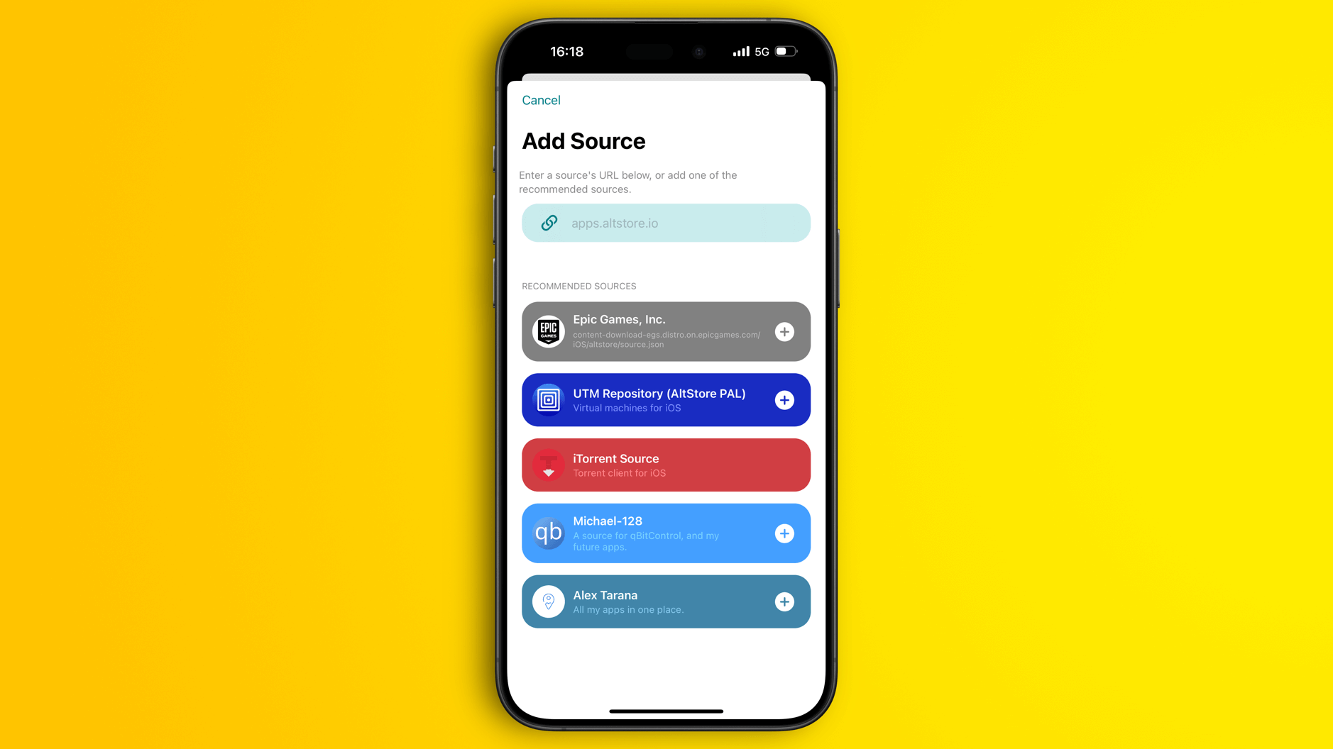Das Bild zeigt ein iPhone mit einem gelben Hintergrund. Auf dem Bildschirm wird die Option "Add Source" angezeigt, mit verschiedenen empfohlenen Quellen wie Epic Games, UTM Repository und iTorrent Source. Jede Quelle hat eine kurze Beschreibung und ein "+"-Symbol zum Hinzufügen.