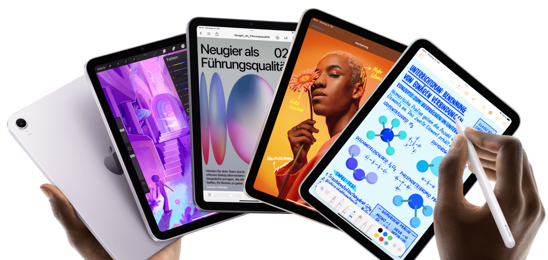 Das Bild zeigt mehrere iPads in verschiedenen Ansichten, die verschiedene Anwendungen und Grafiken darstellen. Eine Hand hält einen Apple Pencil und interagiert mit einem der iPads. Die Geräte sind in einer modernen und ansprechenden Präsentation angeordnet.