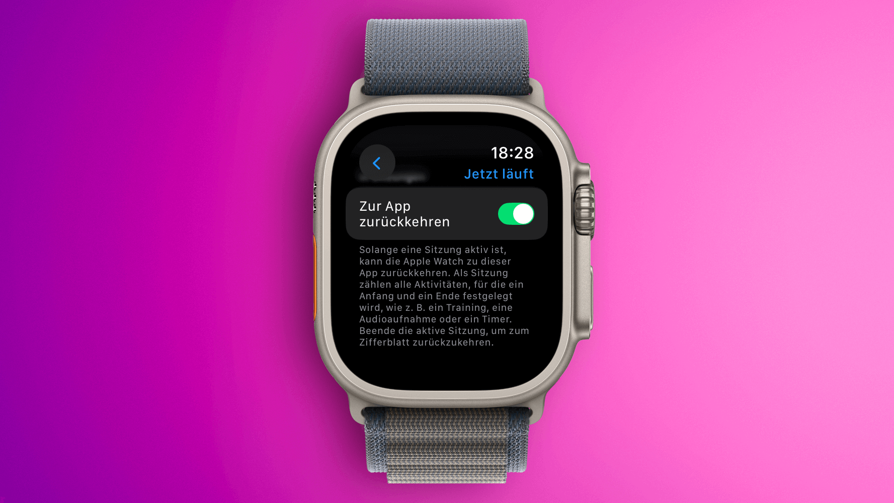 Das Bild zeigt eine Apple Watch mit einem grauen Armband vor einem pinken Hintergrund. Auf dem Display der Uhr ist die Einstellung "Zur App zurückkehren" aktiviert. Der Text darunter erklärt, dass die Apple Watch zu einer aktiven Sitzung zurückkehren kann, solange diese aktiv ist, wie z.B. ein Training oder eine Audioaufnahme.