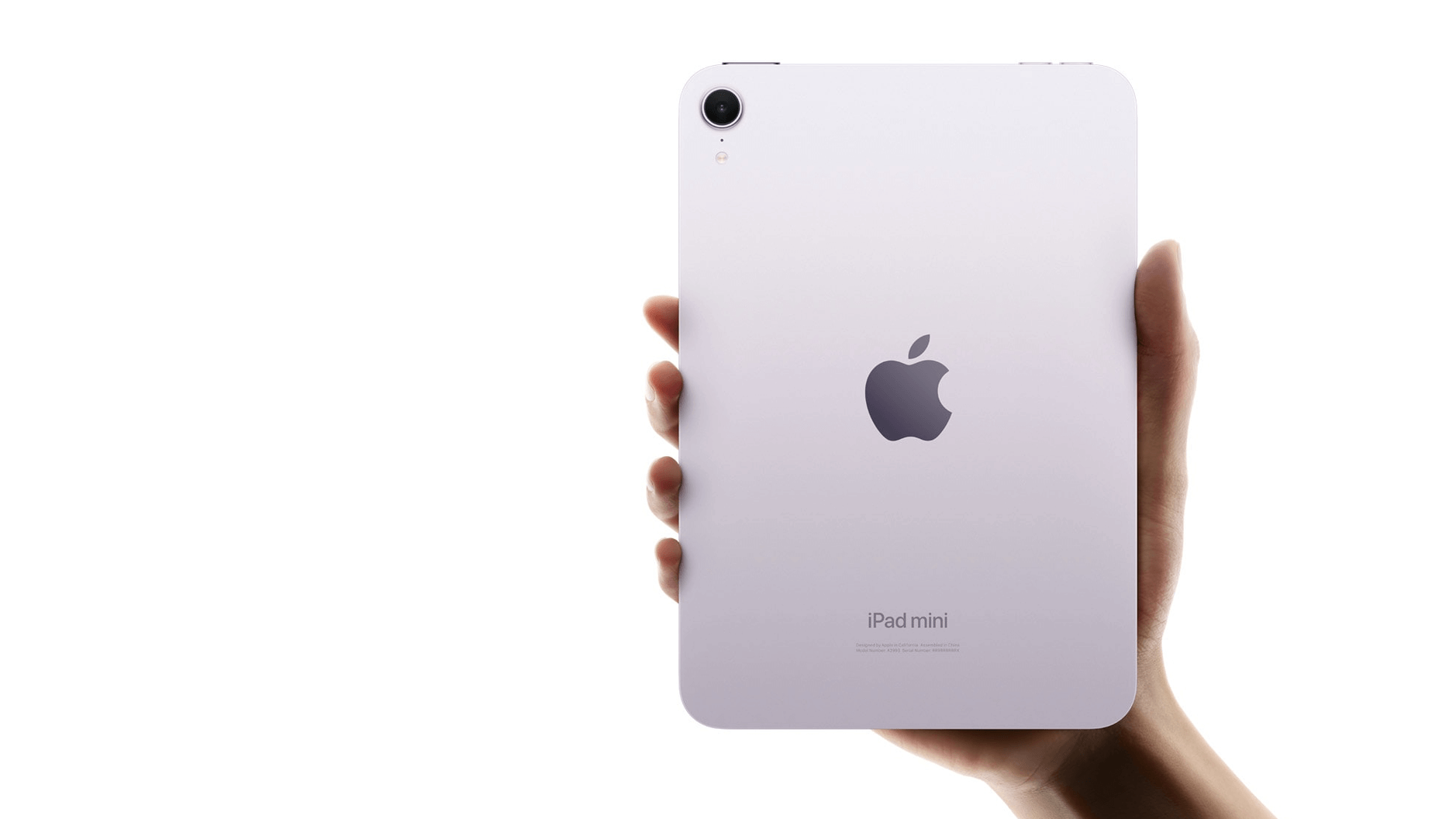 Das Bild zeigt eine Hand, die ein iPad mini hält. Auf der Rückseite des Geräts ist das Apple-Logo sichtbar. Das Design ist minimalistisch und elegant.