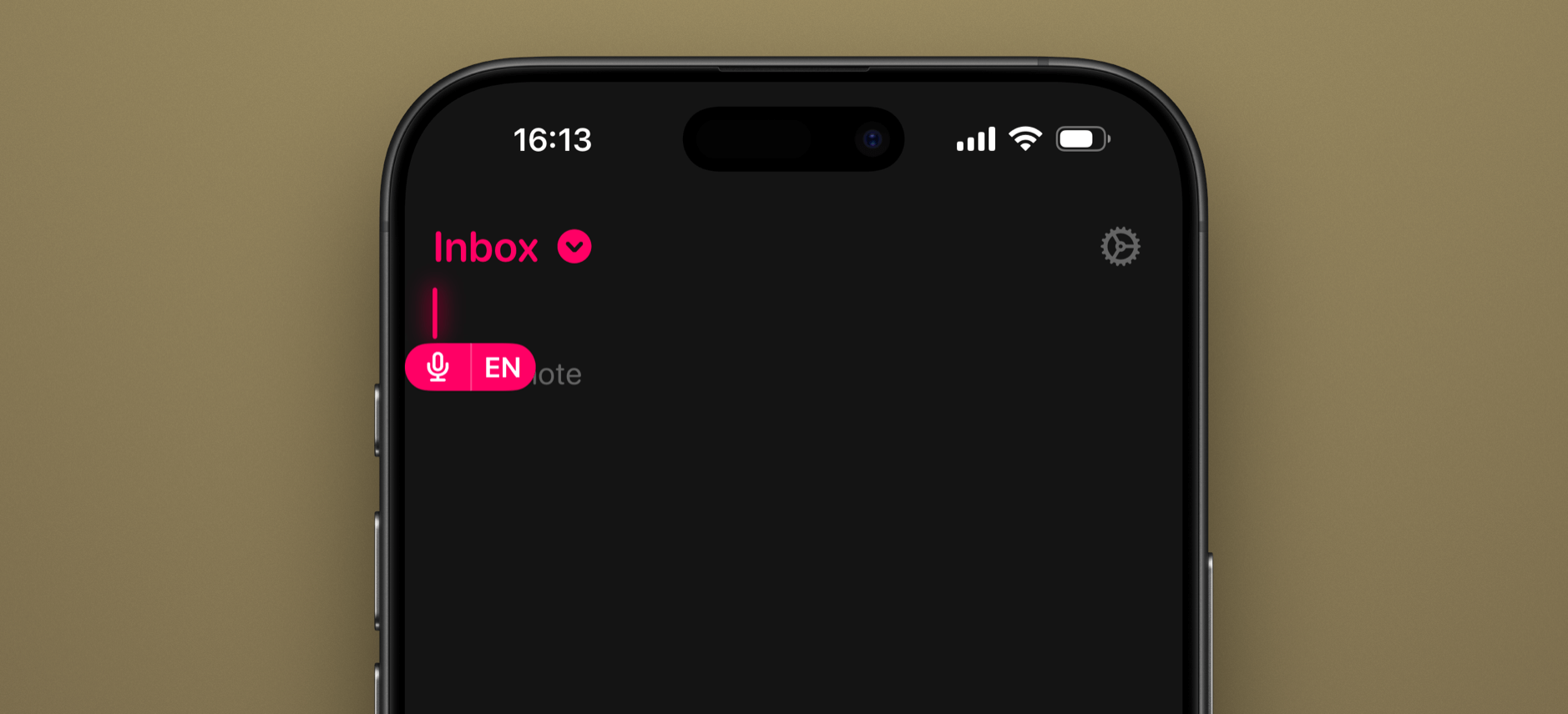 Das Bild zeigt die obere Ansicht eines iPhones mit dunklem Bildschirm, auf dem eine Inbox-Anzeige und ein EN-Sprachauswahlknopf in leuchtendem Pink zu sehen sind. In der oberen rechten Ecke sind typische iPhone-Statussymbole wie WLAN, Batterie und Uhrzeit (16:13) erkennbar. Der Bildschirm wird von einem modernen schwarzen Rahmen mit der charakteristischen Dynamic Island umgeben.