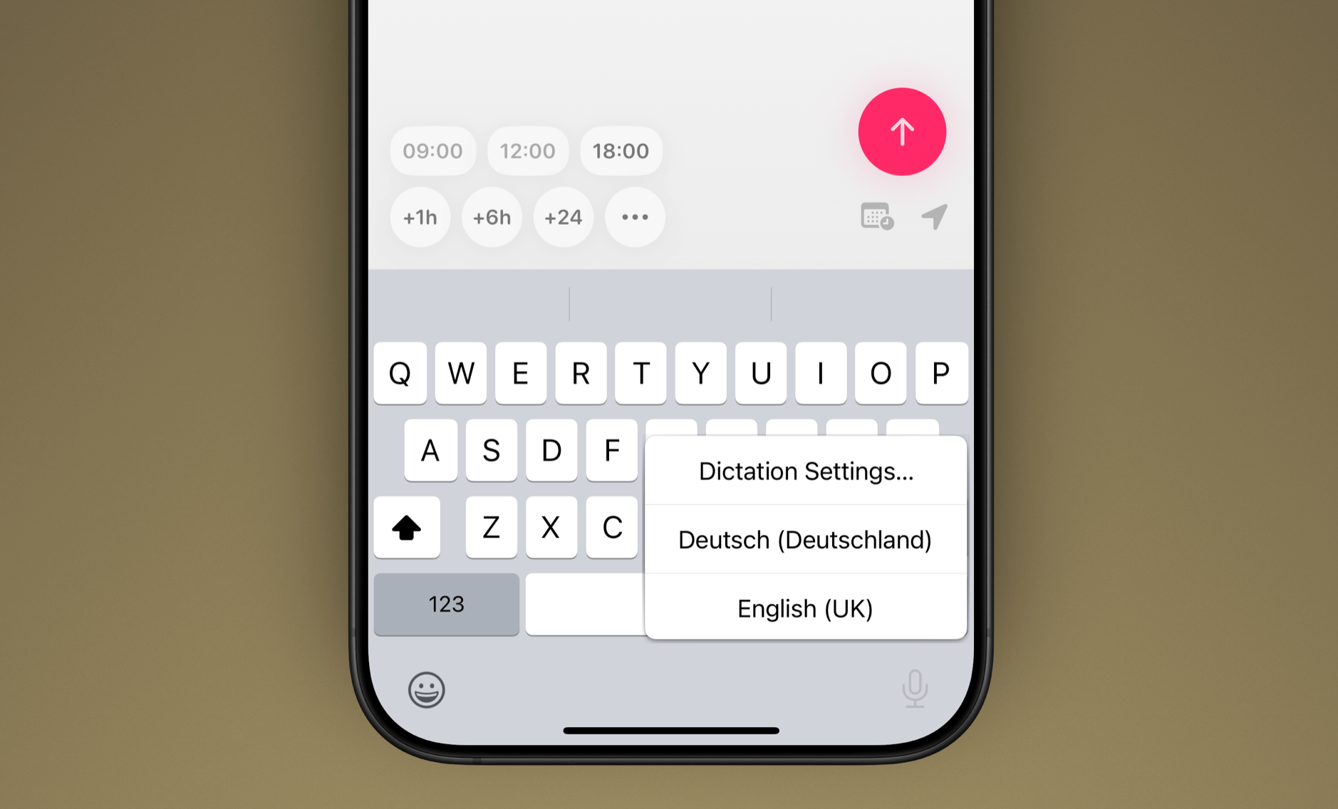 Das Bild zeigt die iOS-Tastatur eines iPhones mit Einstellungen für die Diktierfunktion. Im oberen Bereich sind Zeitoptionen wie "09:00", "12:00", "18:00" sowie "+1h", "+6h" und "+24" zu sehen. Die Tastatur zeigt die QWERTY-Anordnung und ein Auswahlmenü für die Diktiersprachen "Deutsch (Deutschland)" und "English (UK)".