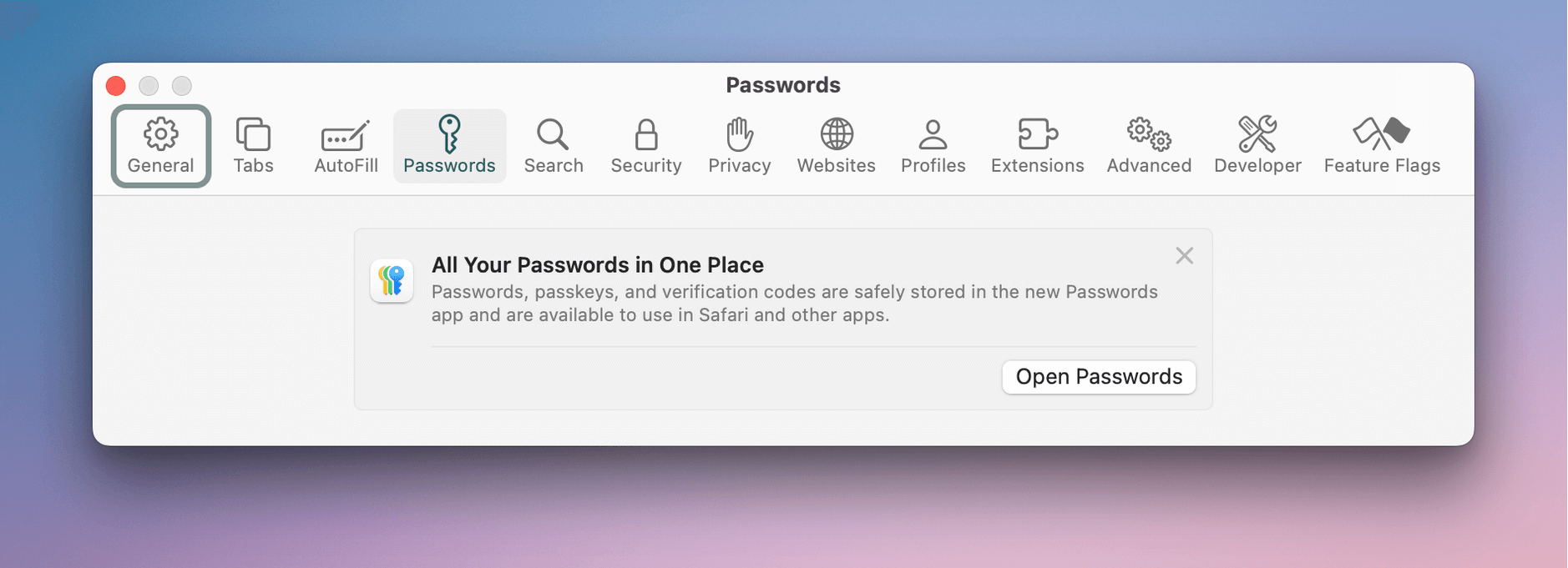 Das Bild zeigt das Einstellungsmenü eines Programms, vermutlich Safari auf einem Mac. Der Reiter "Passwörter" ist ausgewählt, und es wird darauf hingewiesen, dass alle Passwörter, Passkeys und Verifizierungscodes sicher an einem Ort gespeichert sind. Ein Button mit der Aufschrift "Passwörter öffnen" ist ebenfalls sichtbar.