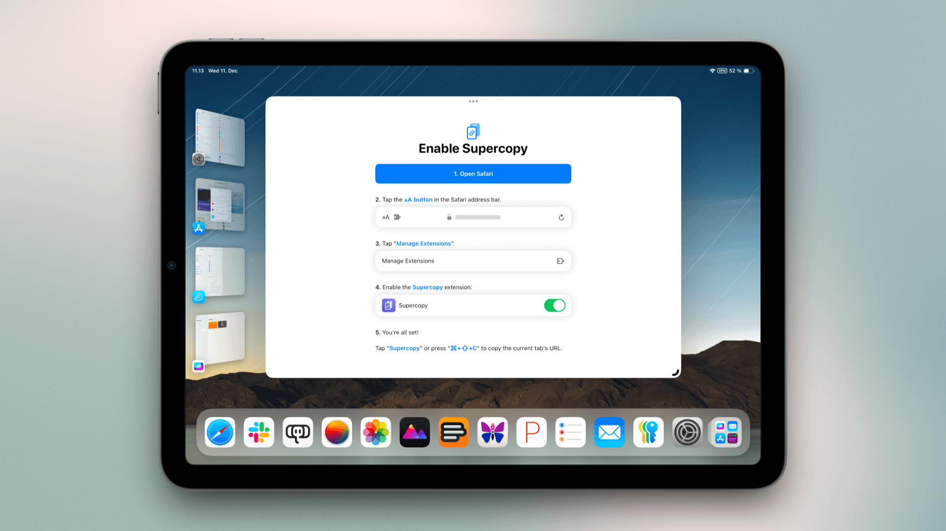 Das Bild zeigt die Einrichtungsanleitung für die "Supercopy"-Erweiterung auf einem iPad mit iPadOS. Die Anleitung erklärt in fünf einfachen Schritten, wie man die Safari-Erweiterung aktiviert, beginnend mit dem Öffnen von Safari bis zum Aktivieren des Supercopy-Schalters. Im unteren Bereich des iPads ist das Dock mit verschiedenen Apps wie Safari, Mail, Fotos und anderen Anwendungen zu sehen, während im Hintergrund eine Berglandschaft als Wallpaper erkennbar ist.
