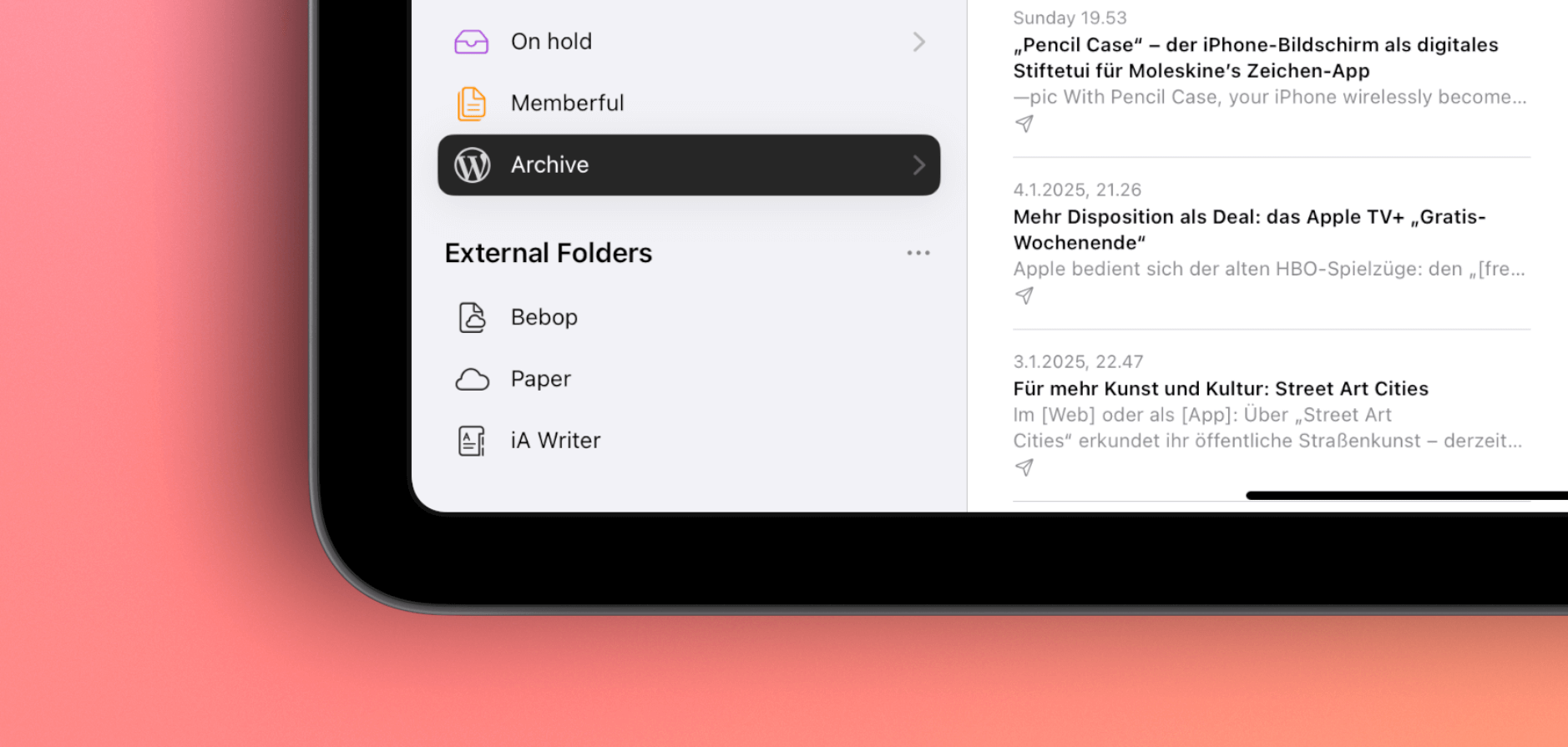 Das Bild zeigt die Benutzeroberfläche der Ulysses-App mit verschiedenen Ordnern und Menüoptionen in einem minimalistischen, hellen Design. Im oberen Bereich sind Optionen wie "On hold" und "Memberful" zu sehen, während unter "External Folders" Einträge wie "Bebop", "Paper" und "iA Writer" aufgelistet sind. Auf der rechten Seite des Bildschirms sind mehrere Blogeinträge mit Datum und Überschriften in deutscher Sprache zu erkennen.