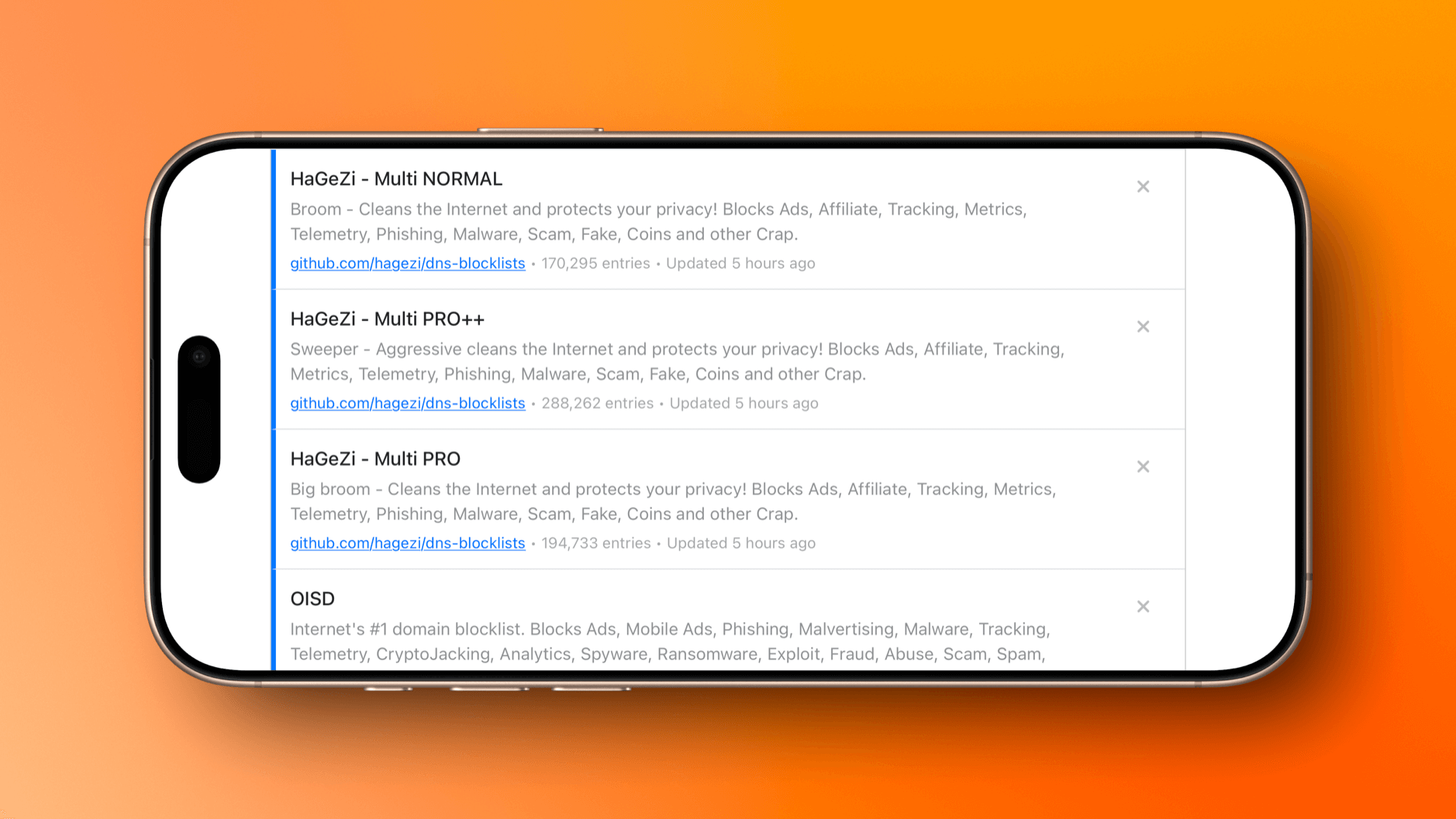 Das Bild zeigt eine Benutzeroberfläche für DNS-Blocklisten in einem iPhone-ähnlichen Rahmen vor orangefarbenem Hintergrund. Es werden verschiedene HaGeZi-Blocklisten angezeigt, darunter "Multi NORMAL", "Multi PRO++" und "Multi PRO", die alle zum Schutz der Privatsphäre und zum Blockieren von Werbung, Tracking und Malware dienen. Die Blocklisten enthalten jeweils unterschiedliche Anzahlen von Einträgen, wobei die PRO++-Version mit über 288.000 Einträgen die umfangreichste ist.
