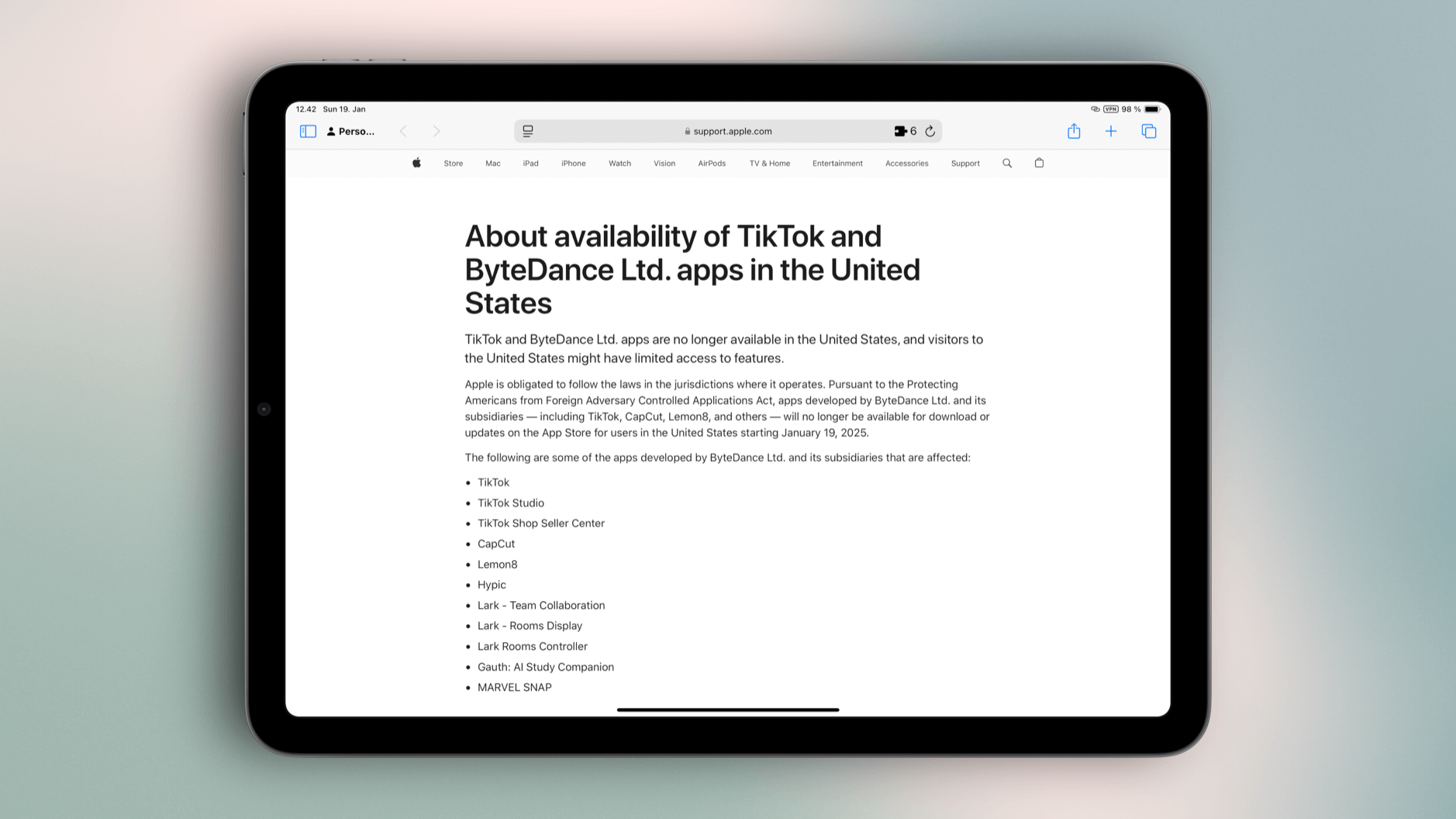 Das Bild zeigt ein iPad-Tablet, auf dem die Apple-Support-Website geöffnet ist. Die Website informiert über die Verfügbarkeit von TikTok und anderen Apps von ByteDance Ltd. in den USA. Es wird erklärt, dass diese Apps ab dem 19. Januar 2025 in den USA nicht mehr im App Store zum Download oder Update verfügbar sein werden.